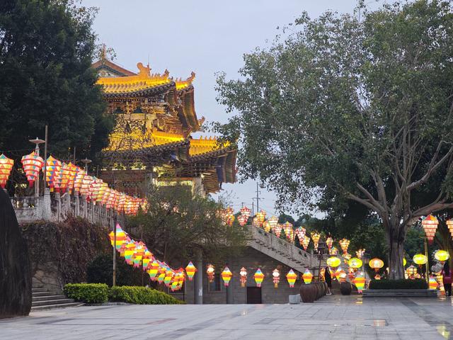 别跑远了！同安梅山寺元宵灯会亮了，古寺+实景花灯，免费逛到爽