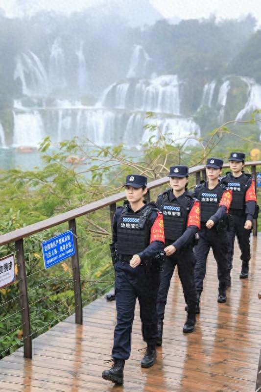 “云说壮美——相约东博会”网络主题宣传和采风活动丨 德天女警先锋队：跨国瀑布下警花绽放