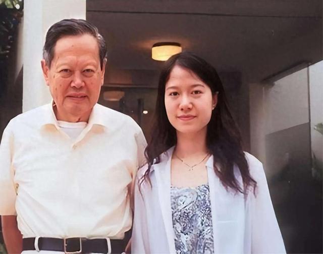 28岁就跟了82岁的杨振宁，如今21年过去，翁帆到底得到了什么？