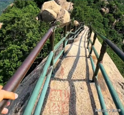 男子凤凰山坠崖续：实拍老牛背，山高路险落差700m，最窄只能独行