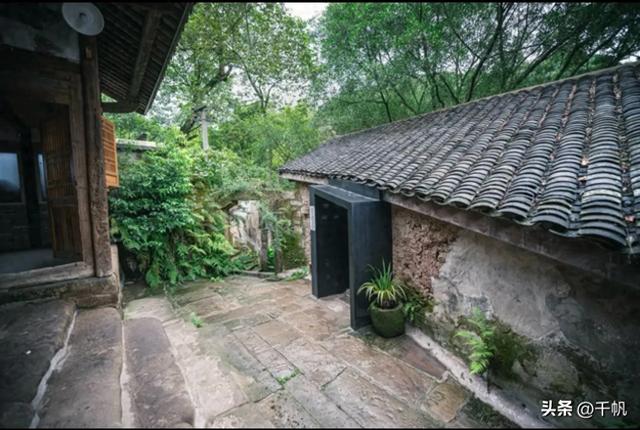 在老家的老房子里，我看到了两副棺木，妈妈说那是她们的归宿