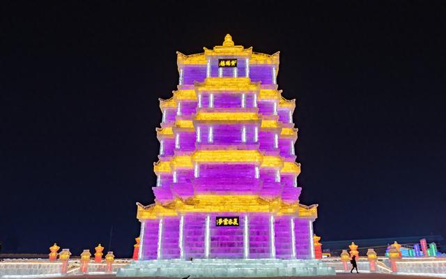 冰雕黄鹤楼亮相哈尔滨冰雪大世界，景区：松花江天然冰打造，追求“以形写神”