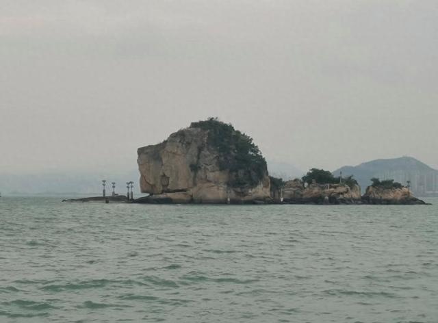 厦门鼓浪屿印斗石，一块巨型岩石，高20余米，因形状如印玺而得名