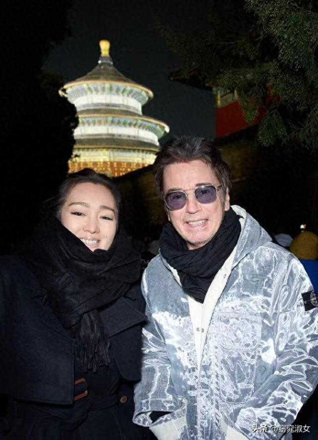 59岁巩俐带法国老公北京游玩	，76岁雅尔帅气又多金，跟总统是朋友