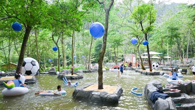 树“隧道”、海上潮玩、峡谷氧吧、飞瀑流泉……解锁山海清凉之旅→