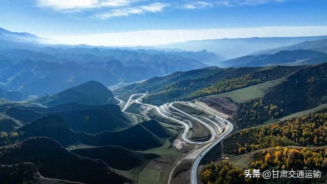 祁连雪映丹霞色 一路风光入画来