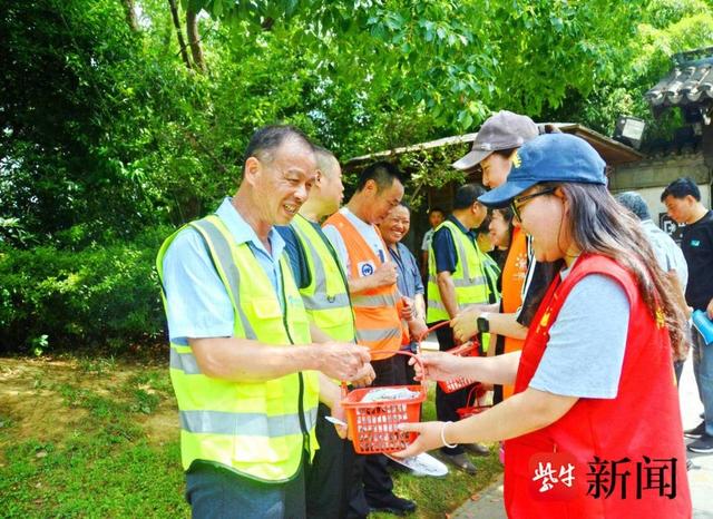 赏花活动已进行三年，镇江忘不了一线环卫人员