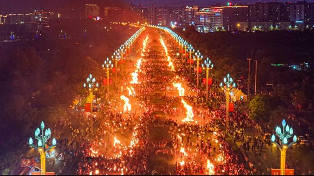 万人火把映红西昌夜空 四川凉山彝族火把节开启最“炫”狂欢夜