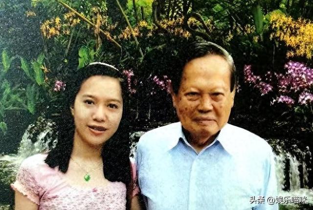 她28岁赌上一切跟了大54岁杨振宁，21年后，这场豪赌结局如何？