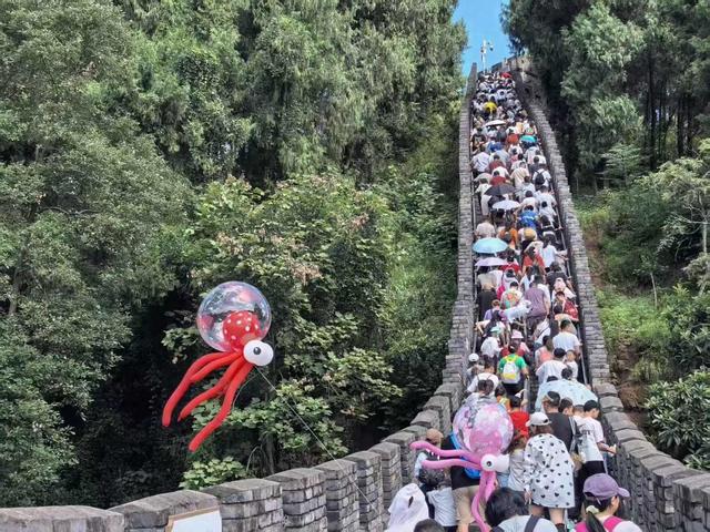 成都龙泉驿金龙长城国庆客流量创近10年峰值，秋日登高演绎文旅新玩法