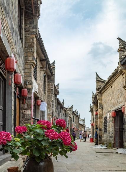 泉州人，去了红安跟麻城两县，直言不讳：红安跟麻城天差地别