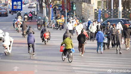 北京气温大幅跳水,大风蓝色预警