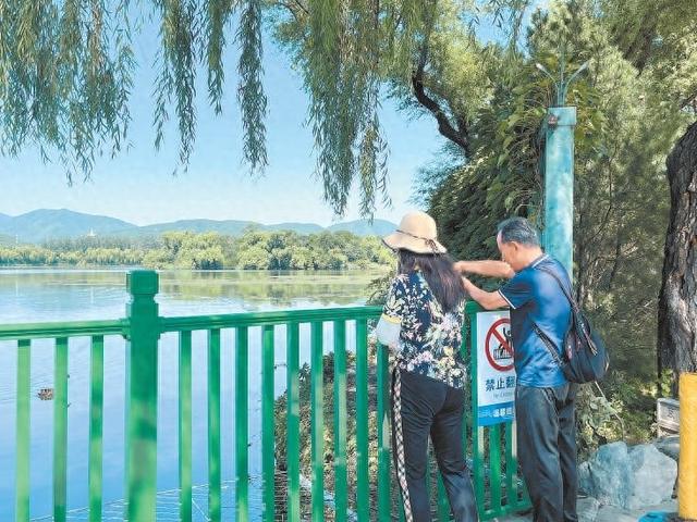 3米高围栏变成1.2米矮栏杆 市民游客赏景拍鸟更方便 颐和园团城湖围栏降高获赞