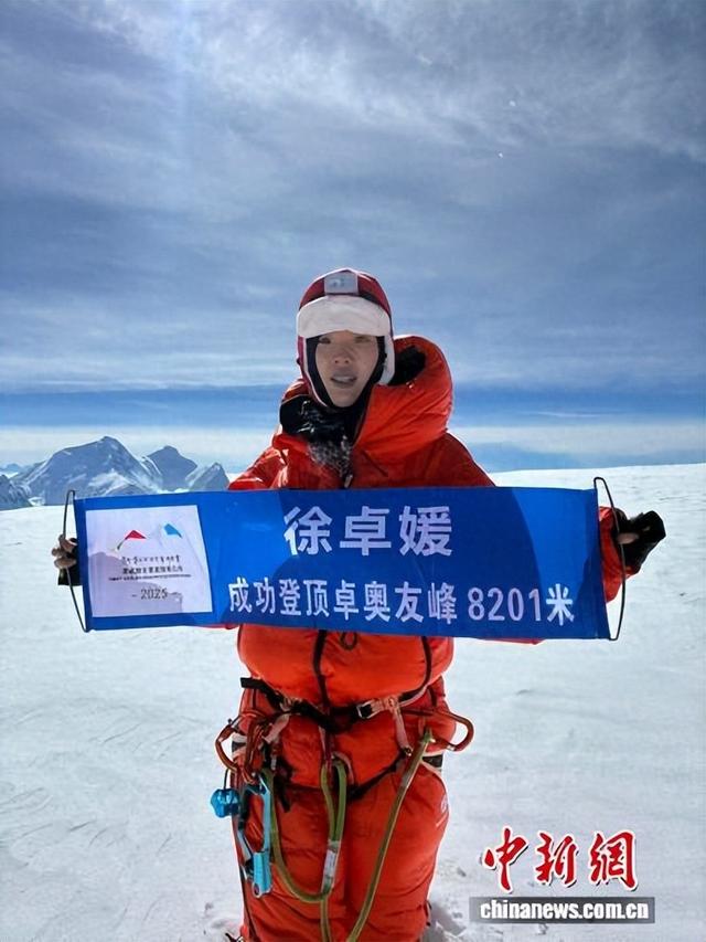 跨越19年的交接 中国女孩成功登顶世界第六高峰