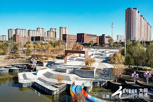 黄花公园秋意深 游客笑语映秋云