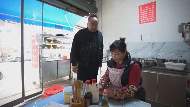 贵州一男子就餐时发现老板娘行为很“可疑”，仔细一听，果断报警！