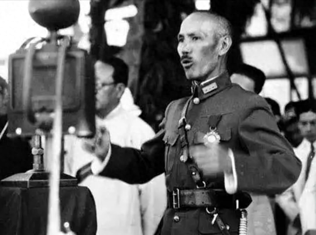 1955年蒋介石指着十大元帅名单，对夫人苦笑：这个人太厉害了！