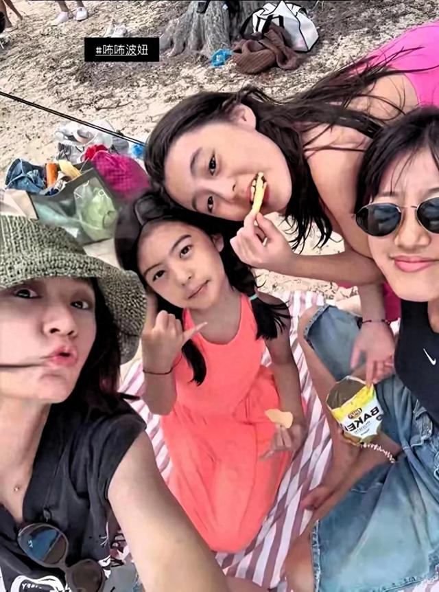 贾静雯没曾想！本想秀幸福，结果三女儿颜值排行榜直接上榜热搜！