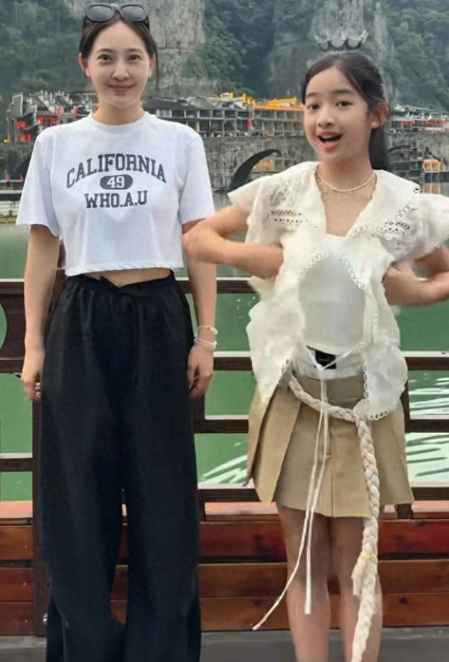 47岁聂远一家回贵州，11岁女儿和妈妈共用一张脸，长得真漂亮