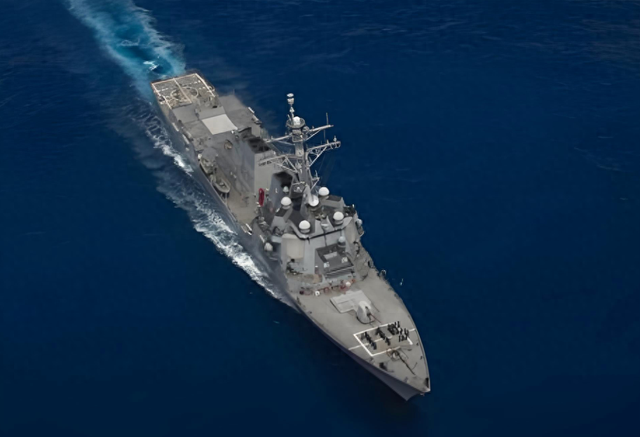 美军也来了，中日交锋之际，美舰靠近黄岩岛，与中国军舰隔空对峙