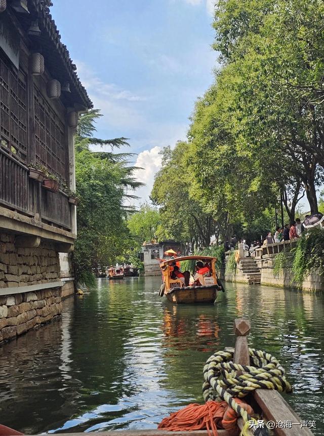 平江路的热闹，河里乌篷船歌声，街边卡拉OK歌声，石桥上吉他声