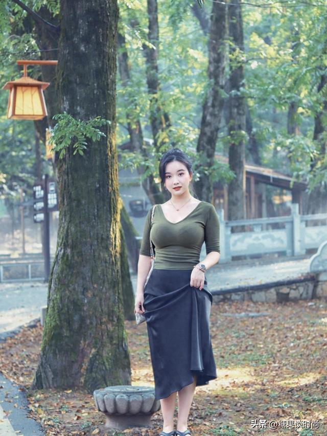 29岁小姐姐，身穿“橄榄绿T恤+黑色半身裙”，轻法式老钱风非常美