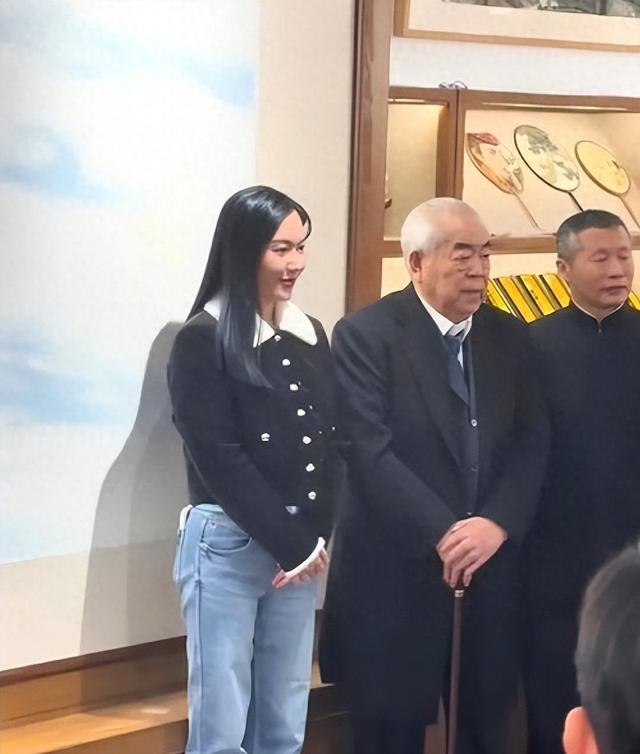 结婚仅 1 年，87 岁的范曾已衰老，比他小 50 岁的娇妻仍如花似玉