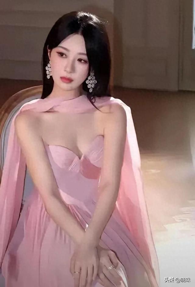 杨紫低胸杀疯了！这次玩大了：圆润身材穿出高级性感，谁还敢嘲！