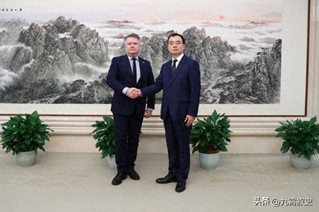 谈妥了，中乌代表在北京握手，泽连斯基示好，拔掉了中方1根毒刺