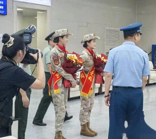九三阅兵后，女兵领队王媛火了，私下美照曝光，已育三娃仍像少女