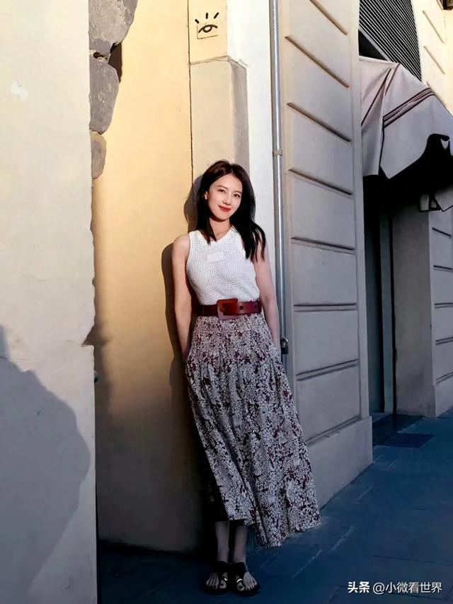 不愧是国民媳妇胸型都好看，还不大不小的既有女人味穿衣服又好看