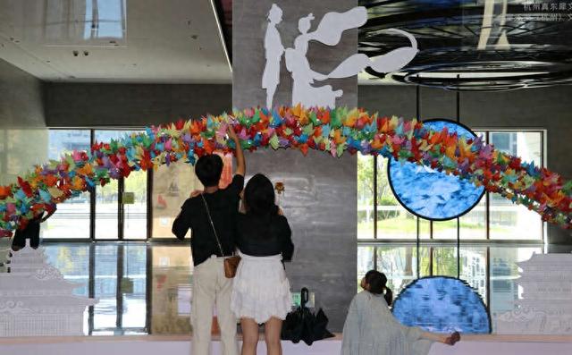 到浙江非物质文化遗产馆过七夕 体验“鹊桥”浪漫
