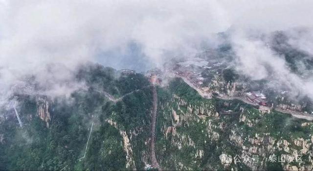 泰山雨霁：云雾织仙境，霞光染群峰，这泼墨山水里藏着夏日最治愈的奔赴