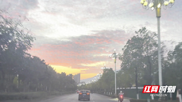 宜章县：夕阳美如画 城区现火烧云美景