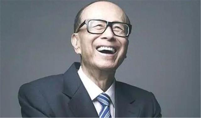 爱国还是卖国？沉默4个月后，李嘉诚终究怕了，对内地发特殊邀请
