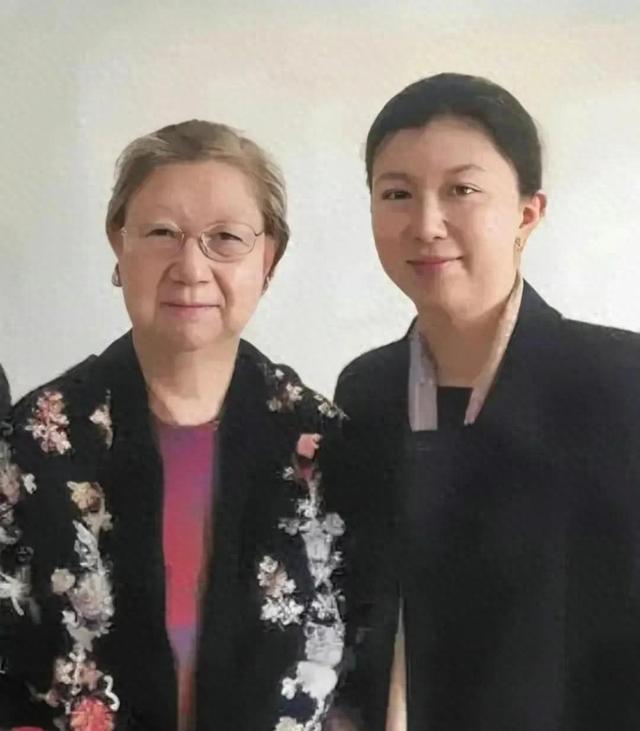 2015年，毛岸英遗孀刘思齐和女儿的一张合影，那年85岁，面容慈祥