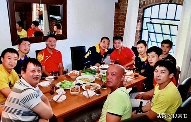 稀罕的男乒聚餐合影：王皓人群中特显眼，邱贻可的脸果然名不虚传