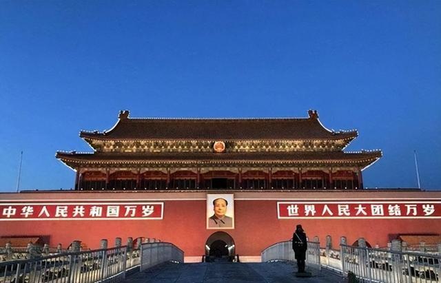 为何天安门不悬挂毛主席的照片，反倒要挂主席的画像？