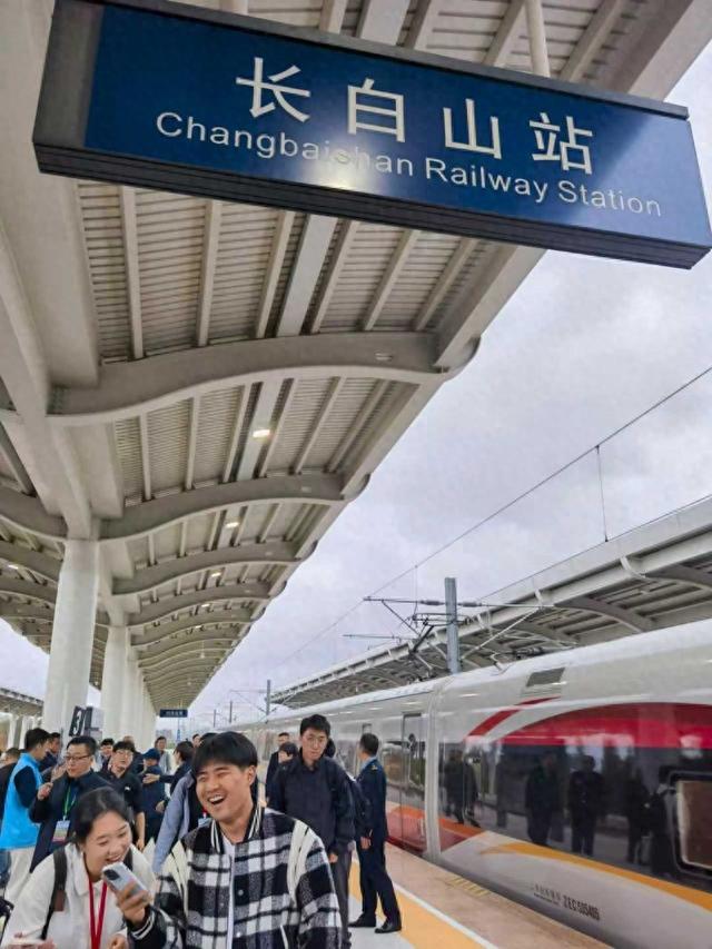 沈白高铁迎来双节“首秀”，吉林省订单增长近200％｜华夏双节观察