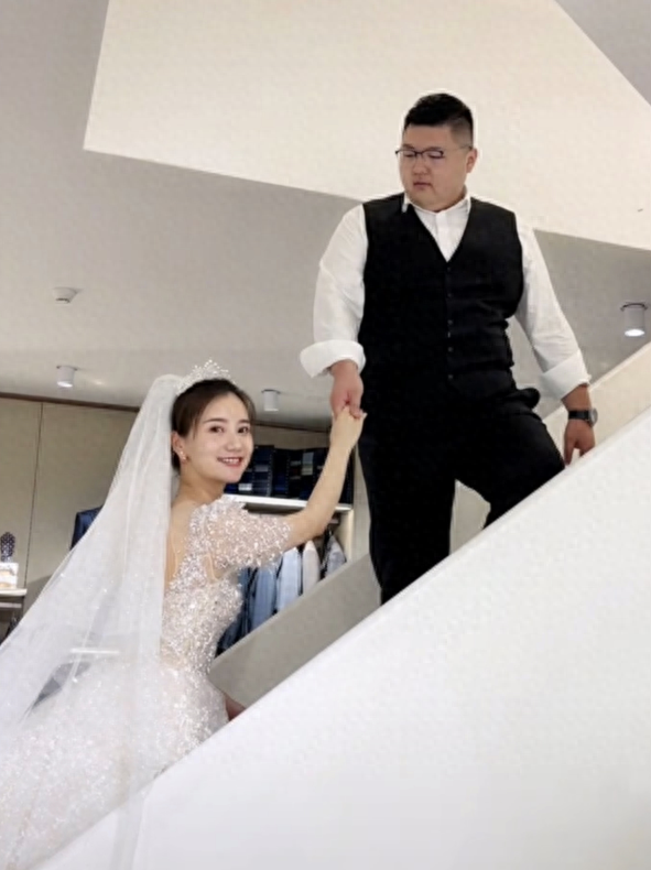 离婚一个月，猴哥前妻不再隐忍！公开回应被指小三	，她不是软柿子