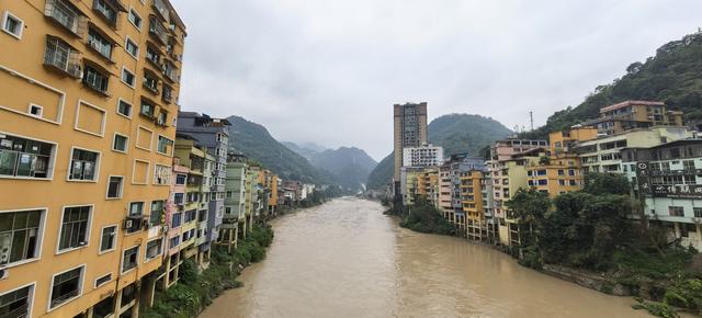 一车一人自驾游（五）：中国最“窄”的县城，爬坡上坎为生活日常