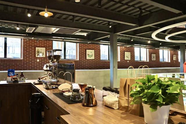 距离八达岭长城6公里，石峡关谷游客服务中心迎客