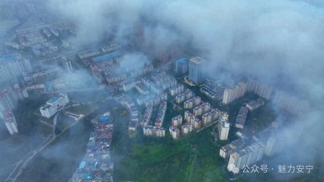 安宁雨后云海绘就“天空之城”