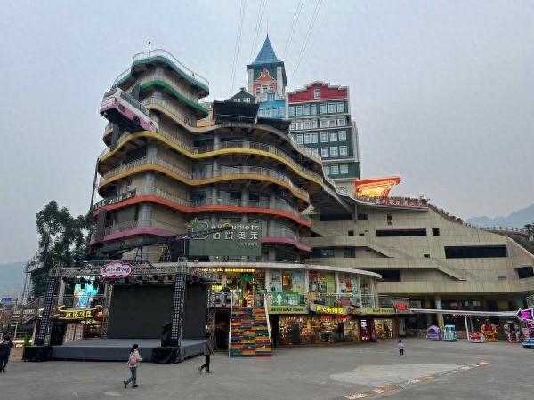“8D魔幻建筑”又上新！涪陵“悬空小车”“穿墙巴士”丰富文旅场景
