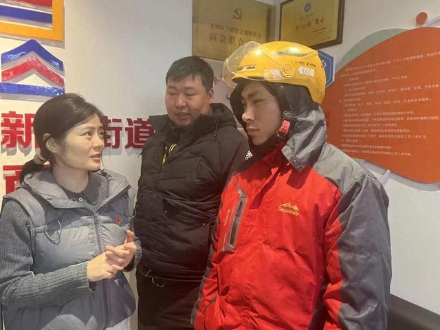 人社局副局长骑电动车送外卖,“原以为骑手最关心社保政策,没想到他们张口就是‘别罚我款’”