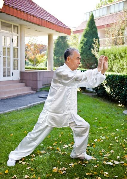 跟着师父练站桩，3年才懂：原来“傻站”着，才是养生的真功夫