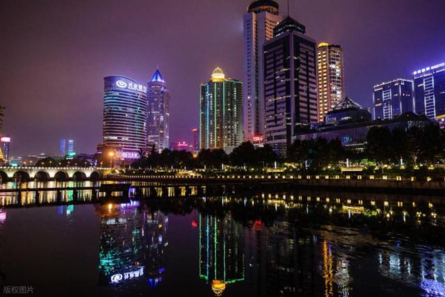 我是甘肃人去了贵阳和昆明，直言不讳：贵阳跟昆明天差地别