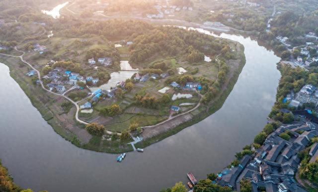 四川一景区火了！16 亿砸出 280 亩古城，想超过乌镇周庄？