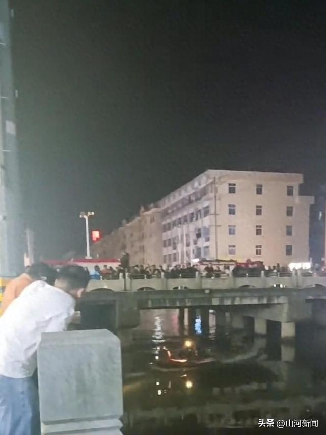 浙江温州一河道有两人跳河，搜救现场聚集大量围观群众，知情人透露：已救起一人，另一人仍在打捞中