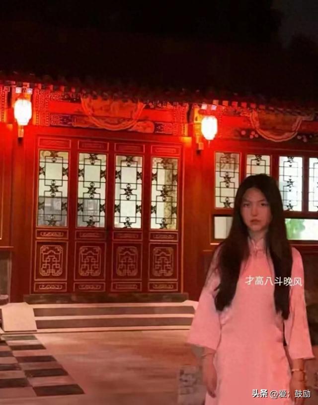 李湘的女儿王诗龄在自家北京小院拍照，配这个色调看上去有点吓人